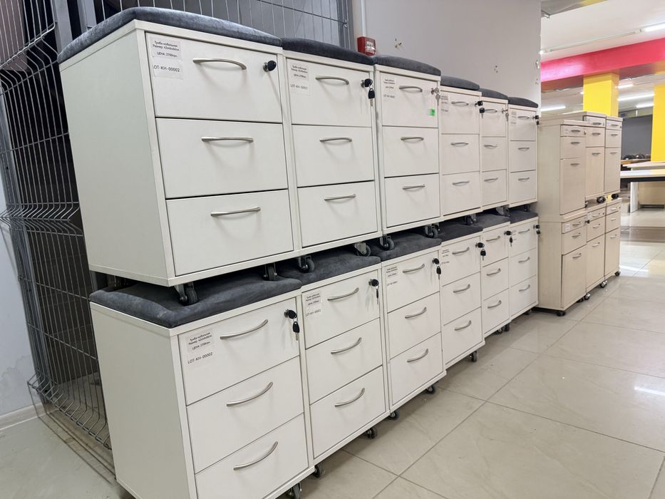 РОЗПРОДАЖ офісні меблі столи крісла стільці шафи вішалки