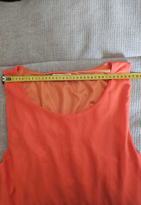 Vestido curto com laço atrás