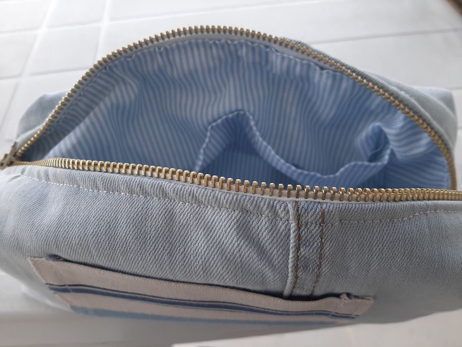 Bolsa em ganga, com fecho, forrada e com bolsos interiores