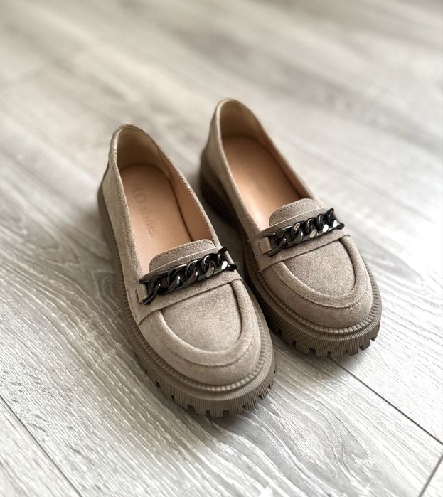 Бежеві замшеві лофери