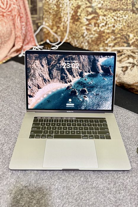 Macbook Pro 15,2018,6 ядер,cor i7,ddr 4,Radeon Pro 560x 4gb,Touch bar