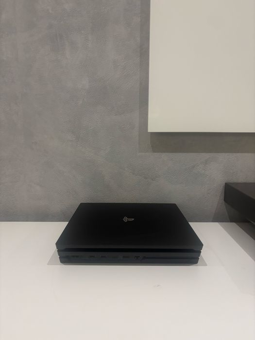 PS4 Pro 1TB + Comando + 4 Jogos – Excelente Estado
