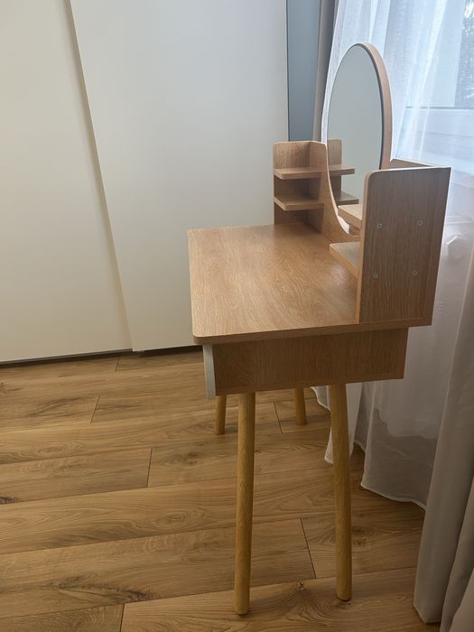 Toaletka z lustrem i dwoma szufladami