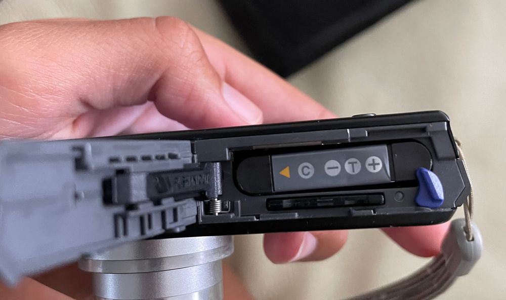 Sony Cyber shot 10.1 megapixel digital camera (charger included)64553311059587124