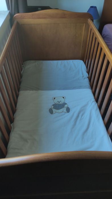 Cama de grades em madeira maciça