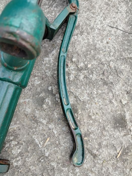 Stara pompa do ogrodu