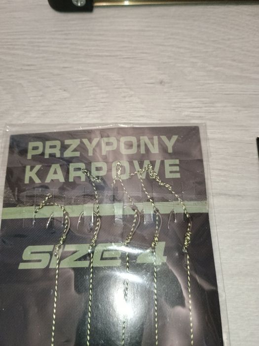 Zestaw wędkarskich akcesoriów : Przypony karpiowe,  żyłka, podpórka