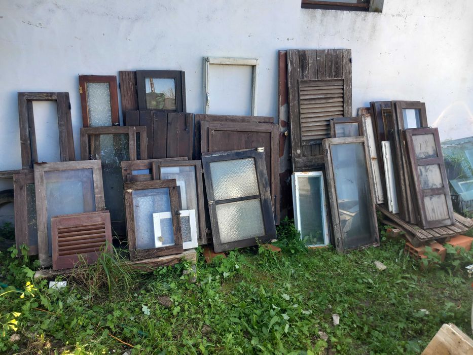 Varias portadas e janelas de madeira maciça, bom estado, preço cada