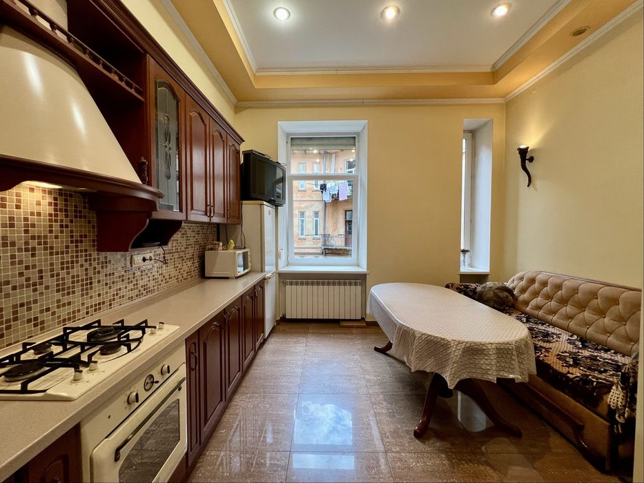 2к кв-ра з ремонтом у центрі в австрійському будинку, вул. Леонтовича