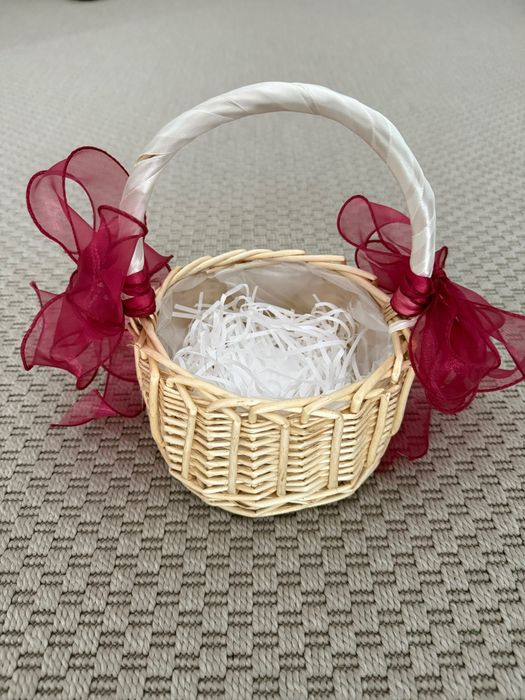 Cesto pequeno decorativo usado para alianças de casamento