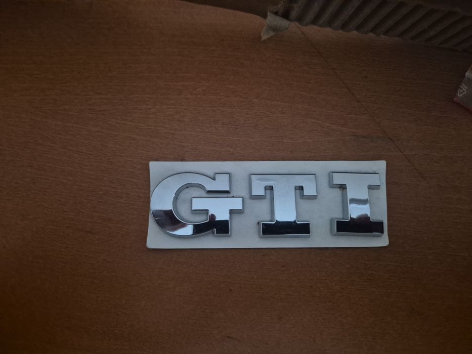 nowy napis GTI  do VW na tylna klape  + szablon montażowy