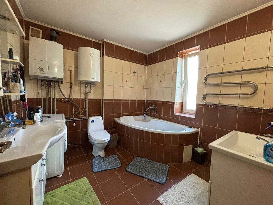 Продаж сучасного двоповерхового будинку