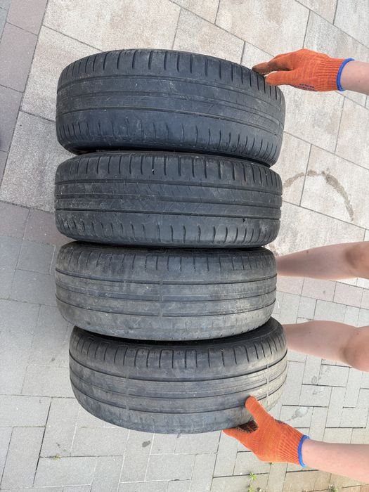 Диски  6Jx15H з шинами 195/65R15 на Toyota