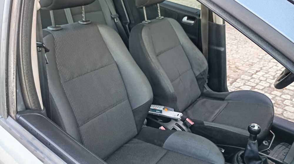 Peugeot 207 motor 1.6 HDI. Tem 150.000 quilómetros reais