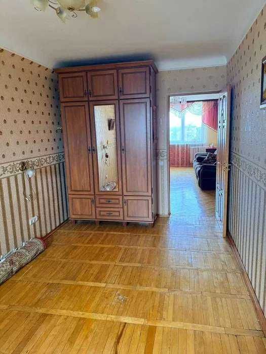 3-х комнатная квартира с реомнтом на Дарницкой ( Ленинградской) площади.