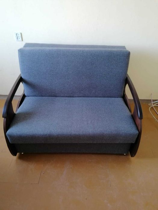 Sofa rozkładana z oparciem drewnianym