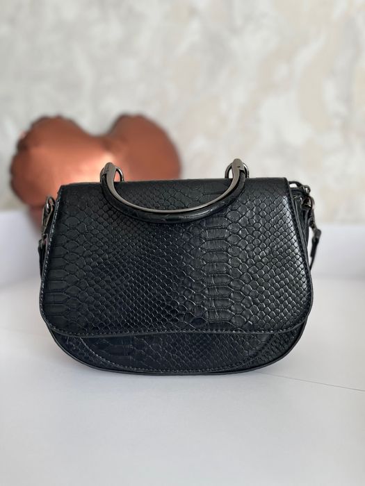 Продам жіночу сумочку чорного кольору.