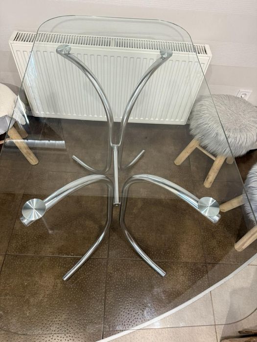 Скляний стіл в гарному стані