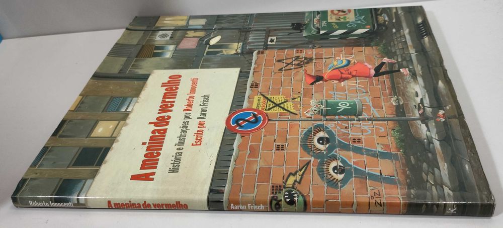 A Menina de Vermelho de Aaron Frisch e Roberto Innocenti