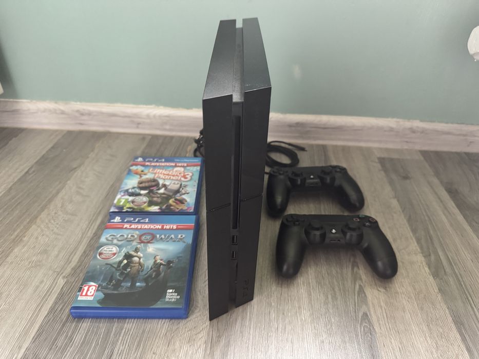Playstation 4 + 2 pady + 2 gry