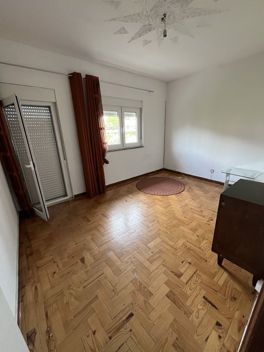 Alugo T2 no centro de Santar