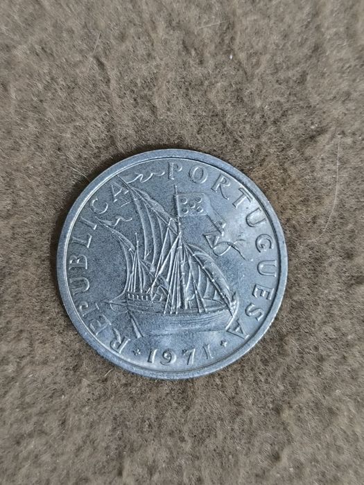 13 moedas de 10 escudos