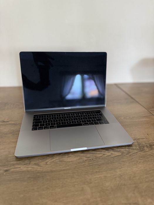 Apple MacBook Pro 15” 2018 | i7 | 16GB RAM | 512 GB SSD | Radeon 560X