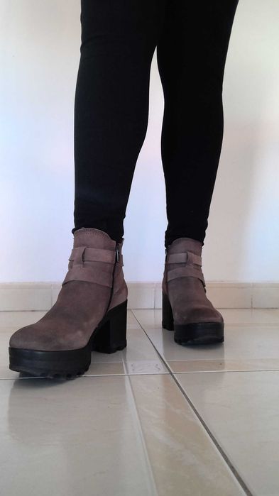 Botins de Couro c/Fivela
