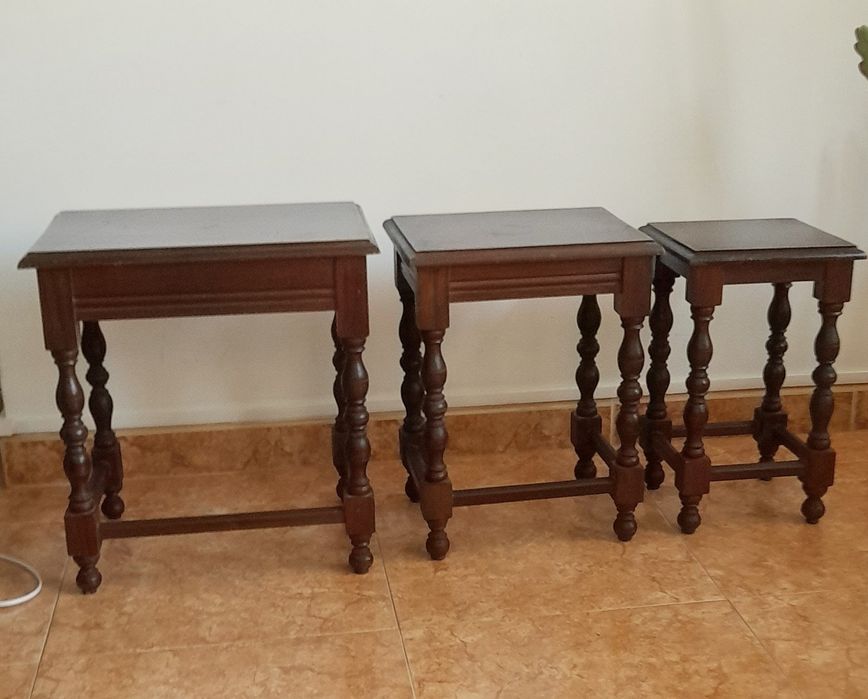 Mesas de apoio de encaixe