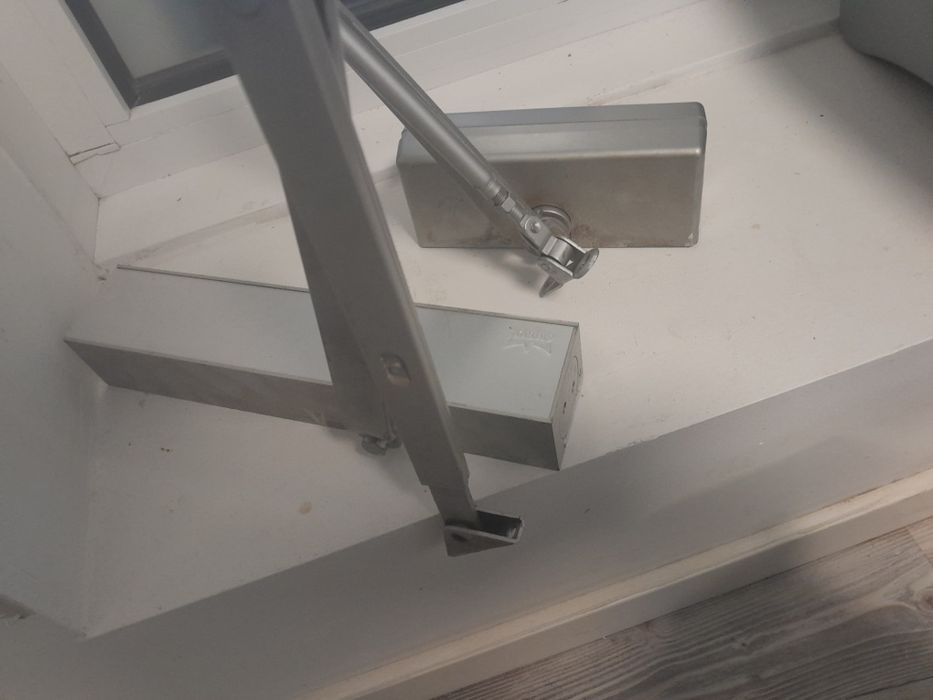 Доводчик дверной