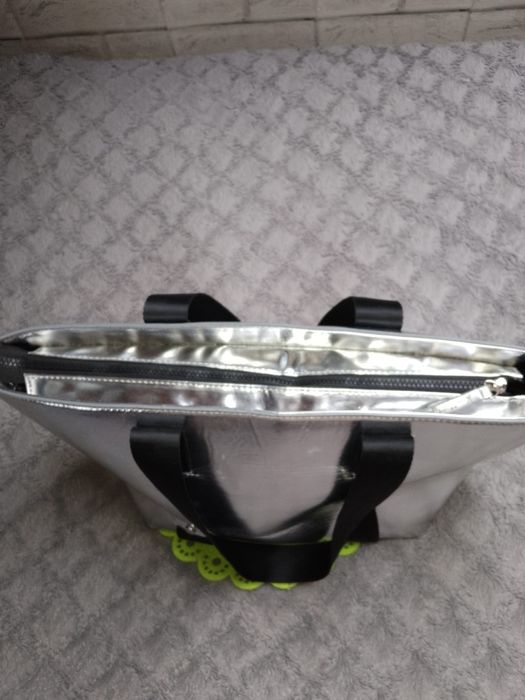 Złota torebka typu shopperka