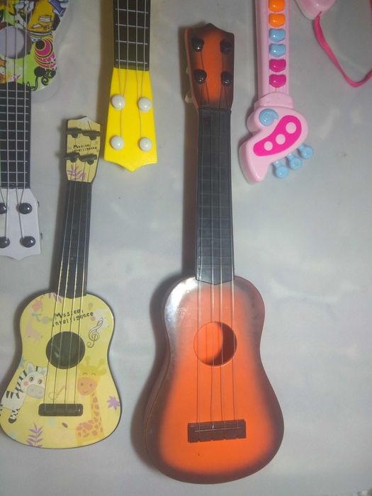 Гітари струнні та клавішні