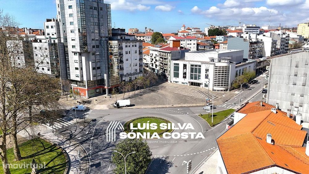 Apartamento T4 Totalmente Remodelado com 2 Varandas e Elevador –...