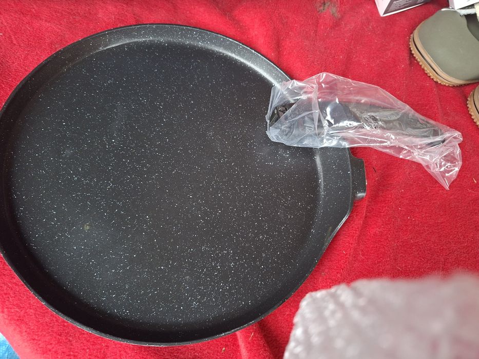 patelnia do pizzy marki Vicalina ma średnicę 28 cm