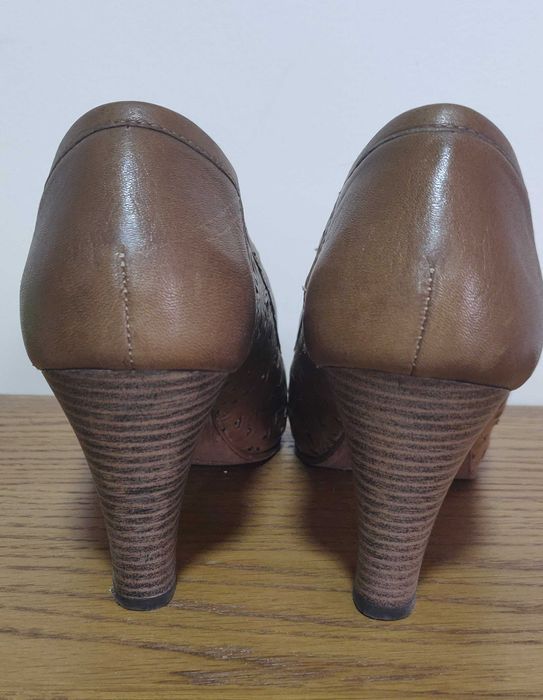 Sapatos em pele, Peep Toe