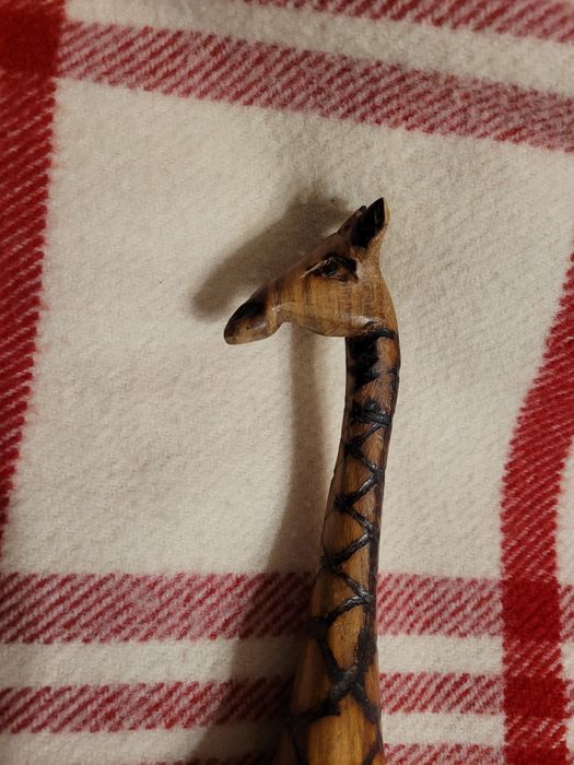 Drewniana rzeźba żyrafy wys. 42 cm.
