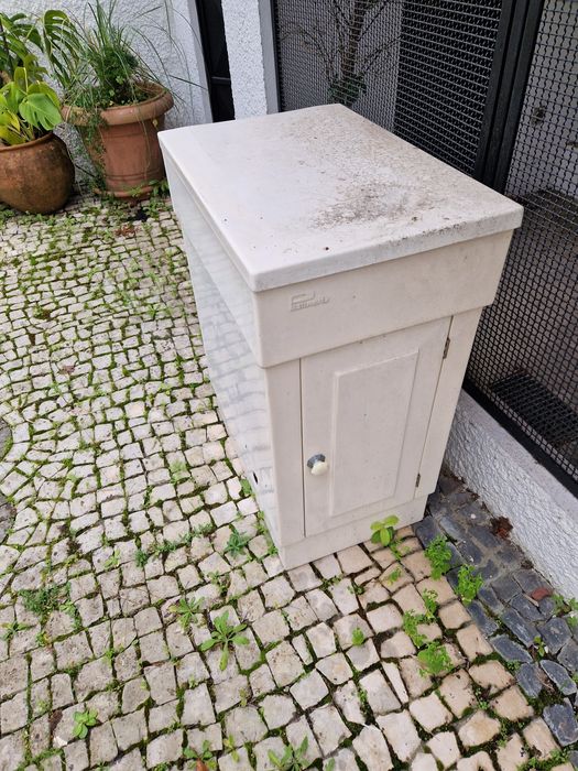 Pia de roupa  com tampo e armário