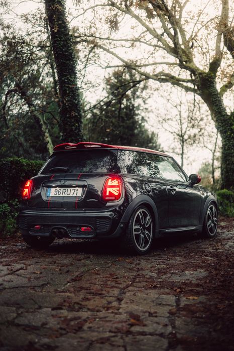 Mini John Cooper Works com muito material