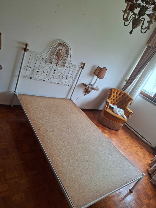 Cama em ferro forjado com adornos florais larg 1,30m x comp. 1,50m