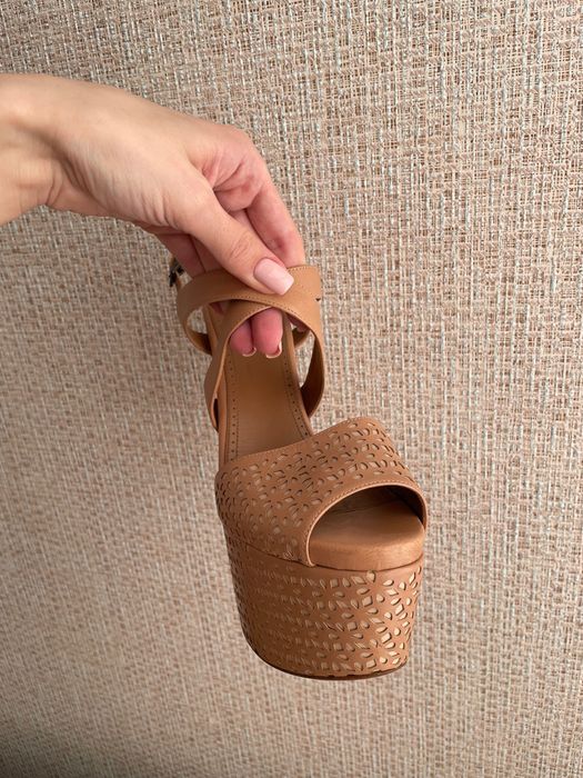 Кожаные бежевые босоножки Alaia