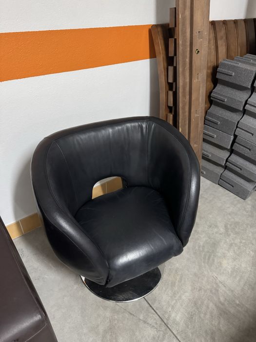 Cadeirao em pele. Apartamento modelo