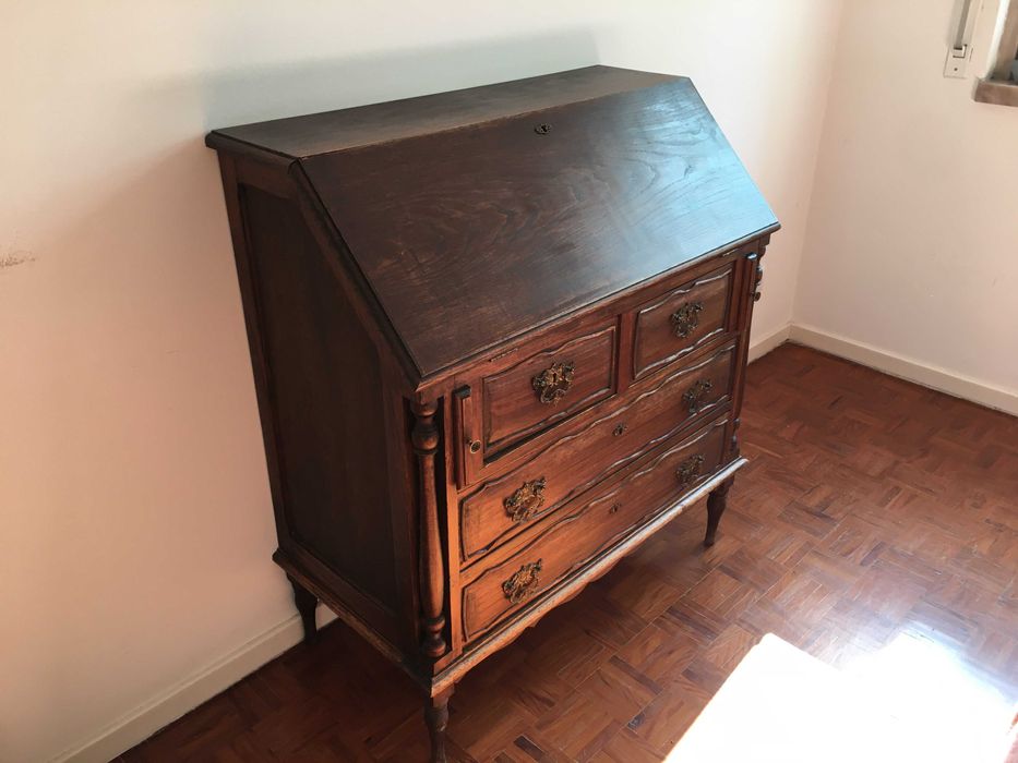 Escrivaninha de madeira