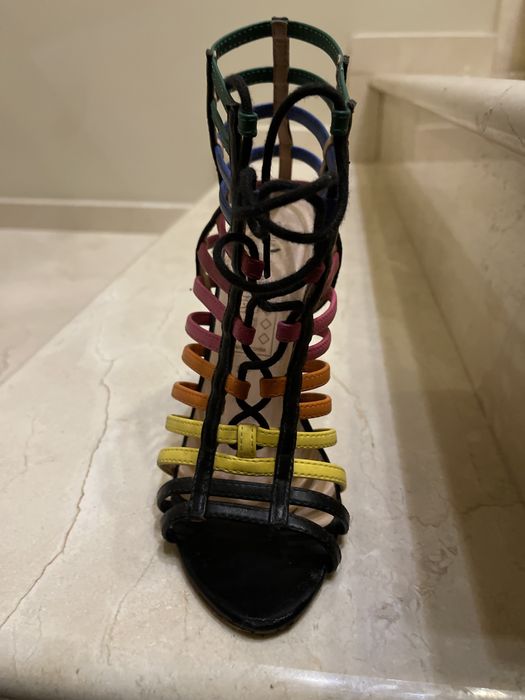 Sandalia de senhora multicolor em muito bom estado.