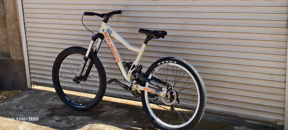 Двухподвес Rocky mountain bike даунхил