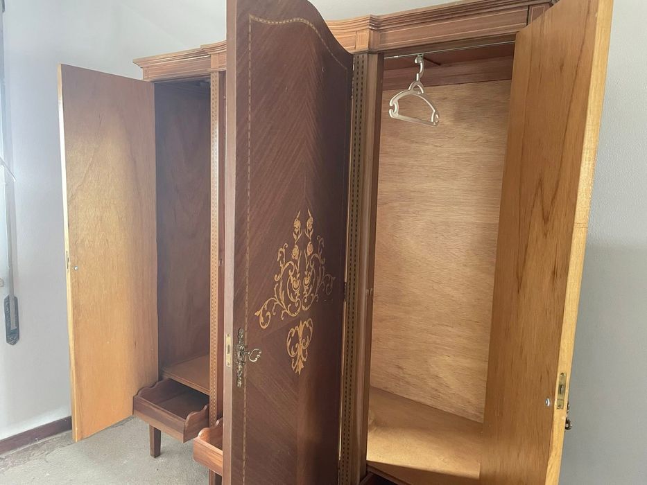 Roupeiro antigo trabalhado