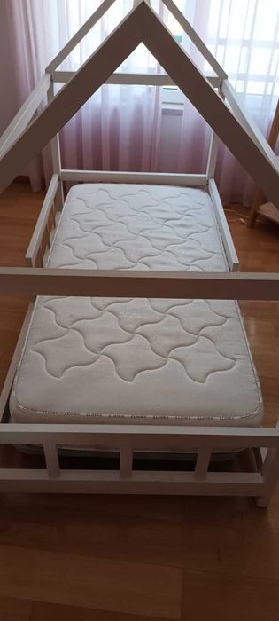 Cama de Criança em forma de Casinha com Estrado e Colchão