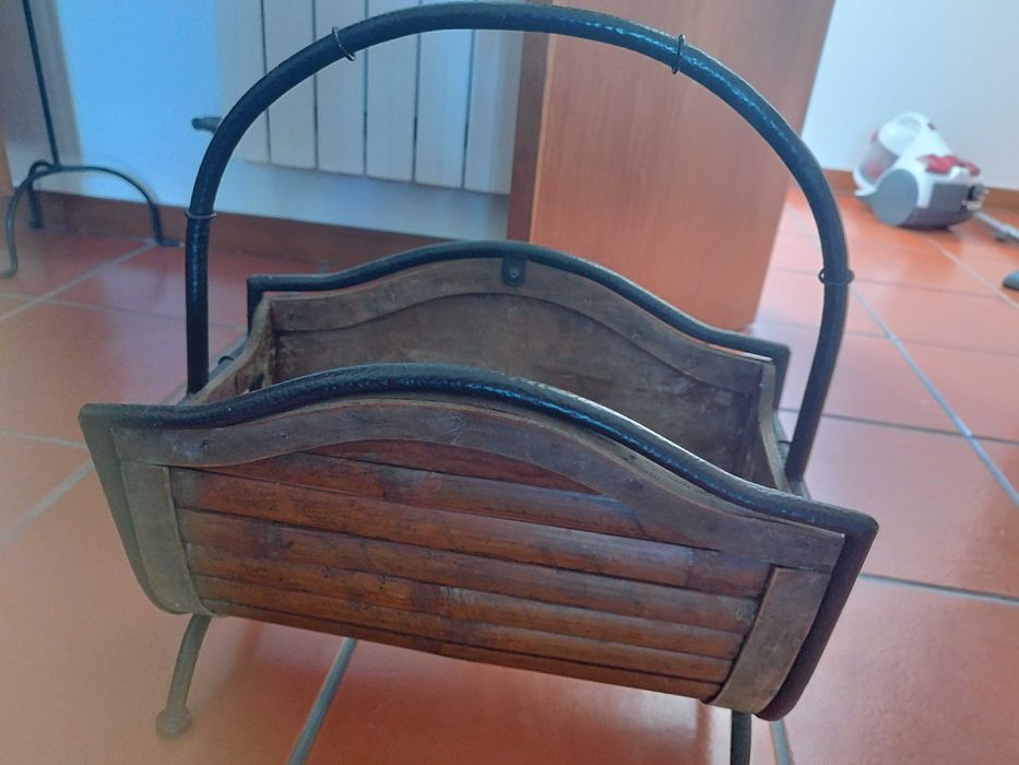 Porta-revistas ou porta-livros em madeira e ferro. Antigo.