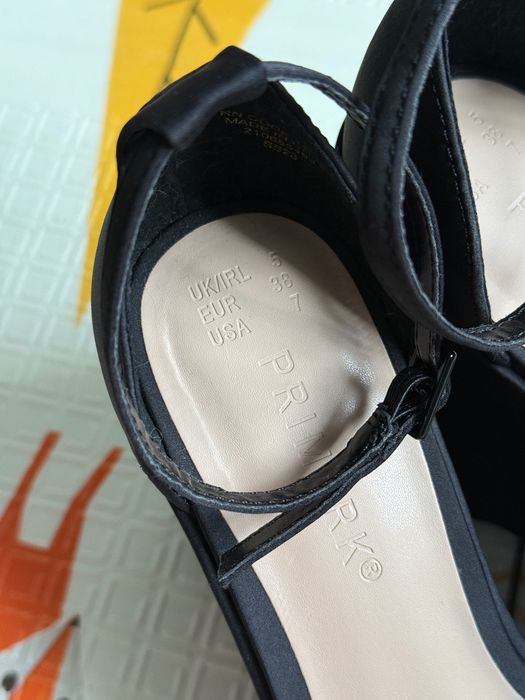 Босоніжки чорні на платформі 38 розмір сатин