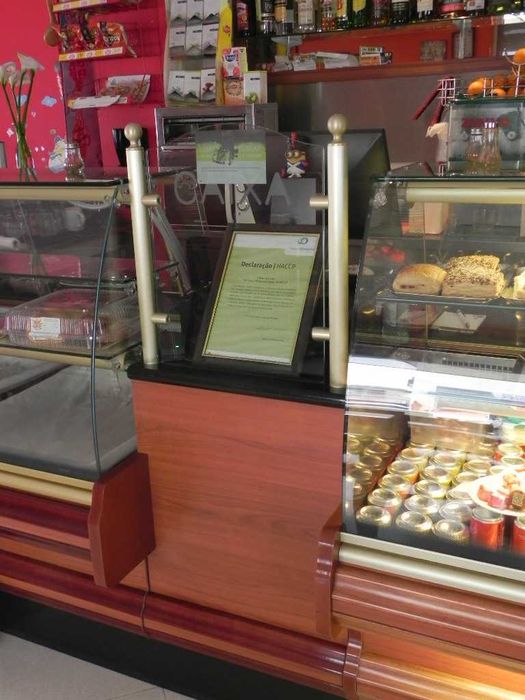 Balcão com vitrines  refrigeradas