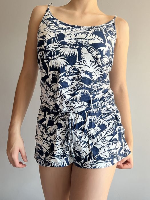 Granatowo-biały kombinezon we wzory